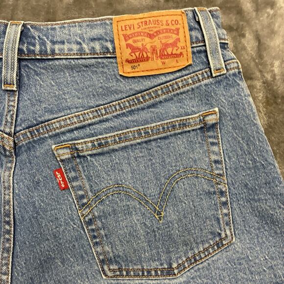 Levi's 501 Jean Shorts Womens Sz.29 Blue Daisy Duke Button Fly Distressed Denim - Picture 6 of 10